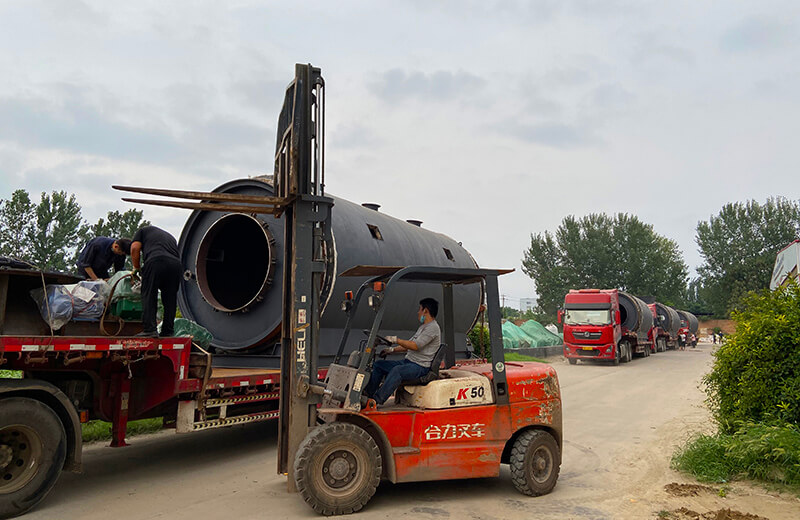 河北石家莊張總訂購的4臺(tái)LES-2660輪胎裂解設(shè)備裝車發(fā)貨